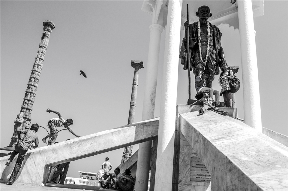 Young boys hop around, couples meet away from prying eyes. Life moves on, quietly taking over, perhaps even forgetting the relics of our history. Mahatma Gandhi statue, Pondicherry, India