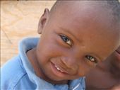 A Haitian child figuring out what a camera device is for.: by glance, Views[260]