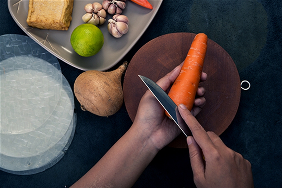 Peel off manioc and carrot skins