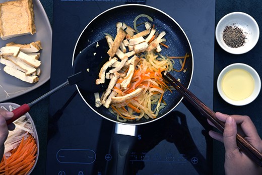Stir fry mixed manioc and carrot until it reduces a little liquid, put the mixed into bowl