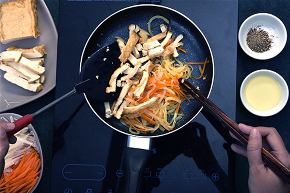Stir fry mixed manioc and carrot until it reduces a little liquid, put the mixed into bowl