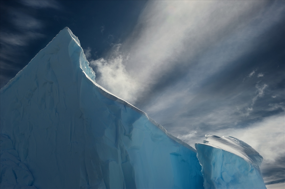 As you float through this abstract world, you begin to see familiar things staring back at you in the grand ice sculptures. The “Iceberg Graveyard” along the Pleneau Peninsula would surely have tormented those who were stranded here with bittersweet visions of home.