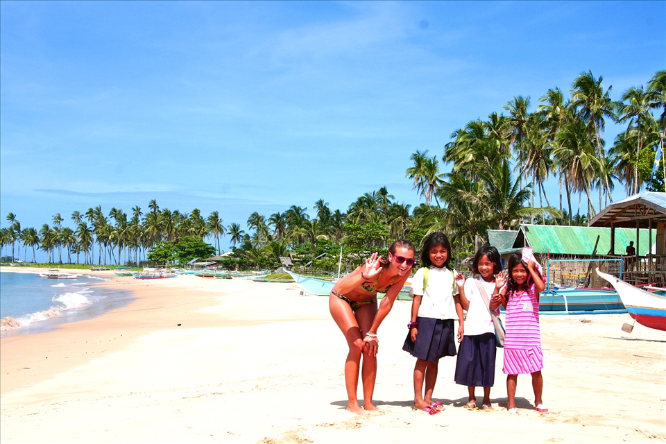 Meeting Filipino children who just returned home from school.