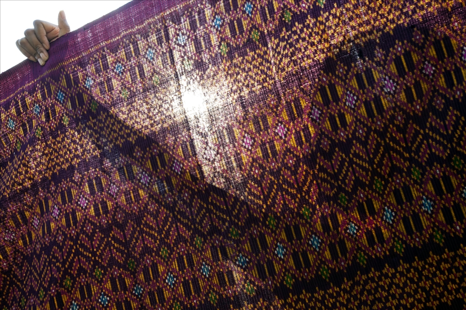 Each handmade silk cloth is unique and easily recognizable because of its distinct patterns and occasional knots. The patterns are often a signature of the village or even a family, secretly guarded for generations. In spite of its beauty, the handmade silk attracts less and less buyers every year. Since the markets are overflowing with cheap factory-made silk from China, small looms struggle with distribution.