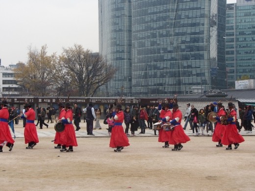 The changing of guards ceremony at Gyeongbokgung Palace (경복궁) is amazing. It takes you back in time for a moment. Felt like I was ready for battle!