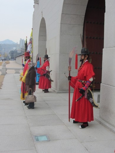 Gyeongbokgung Palace 경복궁 Royal guards at front gate.