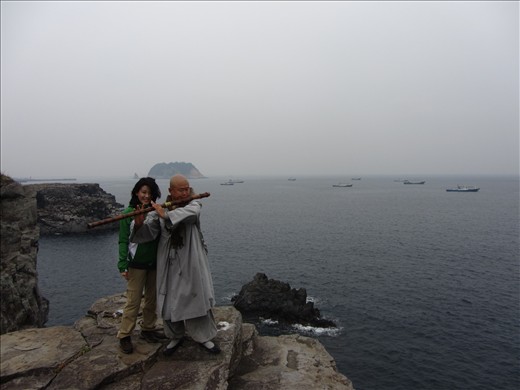 아리랑, 아리랑, 아라리요…
아리랑 고개로 넘어간다.

Arirang, Arirang, Arariyo…
Crossing over Arirang Pass.