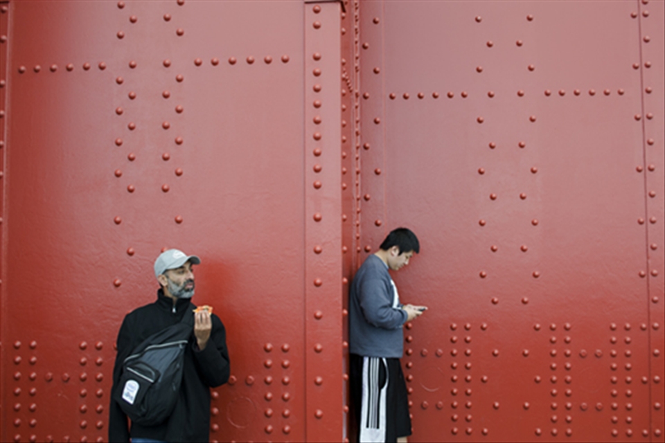 Two men at the Golden Gate Bridge in San Francisco portray the currently widespread sense of lack of human interaction, a feeling that many people have in western culture in a time called, paradoxically, the age of communication and social networks.

