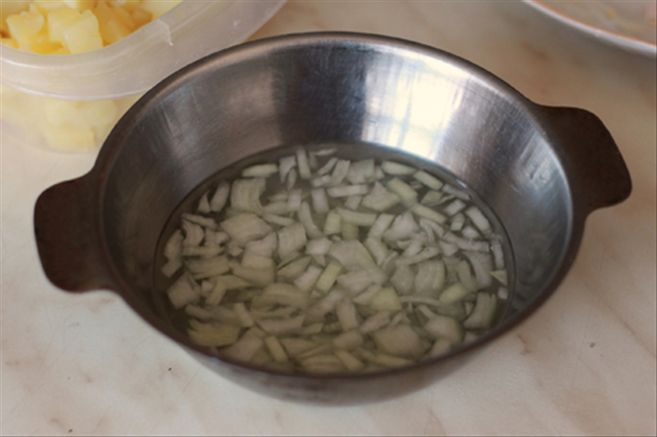 Pour some warm water for the onion