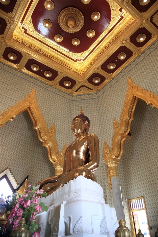 20 years ago this solid gold buddha sat in a small ground level  structure, today it is emtombed in a ornate white mable temple 40 metres above street level ,adorned with huge tin bells and beautifully carved statuettes