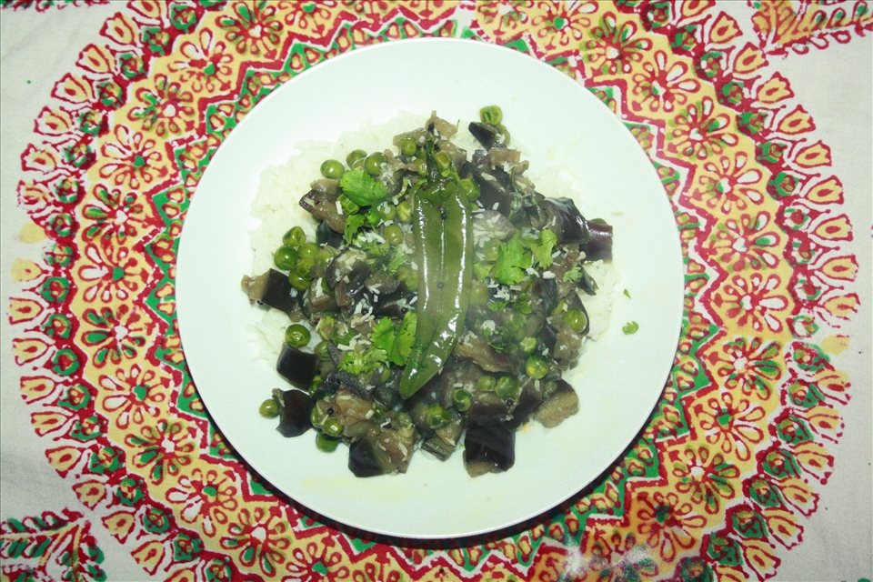 Mummaji's Fresh Green Peas and Aubergine
