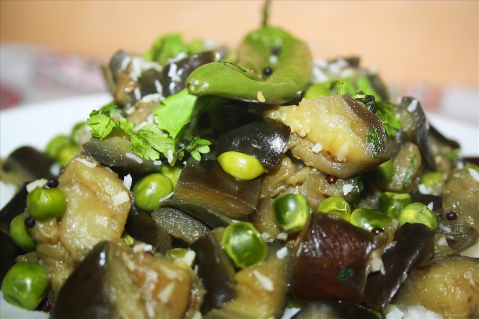 Mummaji's Fresh Green Peas and Aubergine