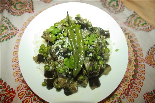 Mummaji's Fresh Green Peas and Aubergine