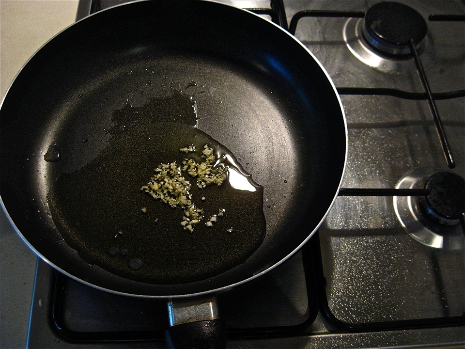 Infusing garlic in olive oil