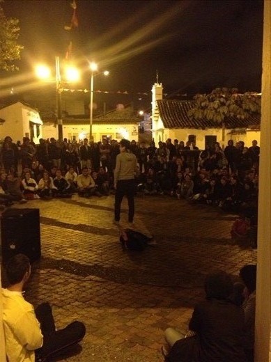 A crowd gathers to watch a comedian in La Plazoleta del Chorro de Quevedo 