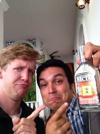 Dos locos y un botellita de aguardiente 