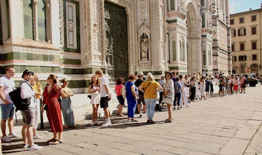 Waiting in line, Piazza Duomo