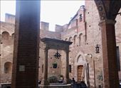 Chigi-Saracini well, Siena: by graynomadsusa, Views[274]