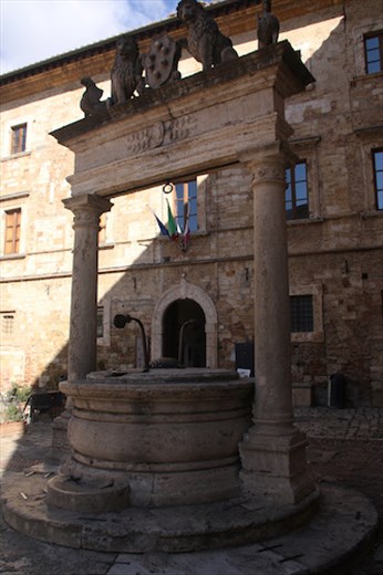 Well and Medici Crest, Piazza Grande, Montepulciano