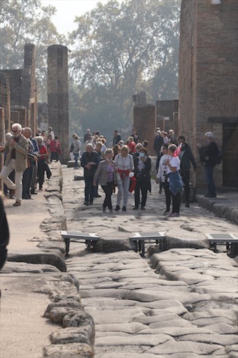 Here come the crowds, Pompeii