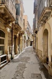 You can't get lost on the narrow streets, Old Town Ortigia: by graynomadsusa, Views[277]