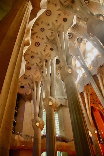 Columns tower 45 meters high, Sagrada Familia