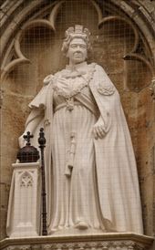 Recently installed statue of Queen Elizabeth, York Minster: by graynomadsusa, Views[346]