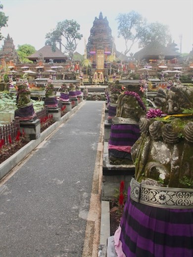 Entering Taman Saraswati, aka Ubud Water Palace