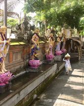 Bringing offerings, Taman Saraswati: by graynomadsusa, Views[266]