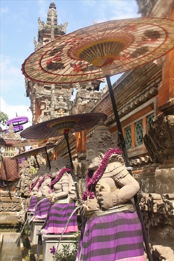 Guarding the Entrance, Taman Saraswati