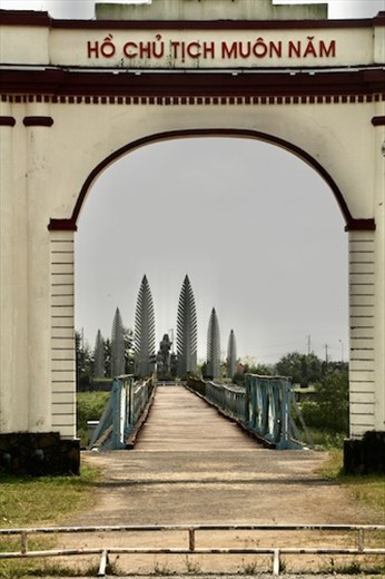 Hien Luong Bridge looking south from former N. Vietnam