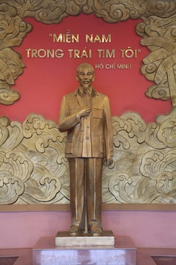 Statue of Uncle Ho, Hien Luong Bridge