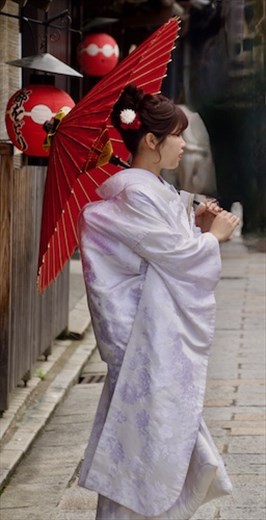 Posing, Gion street