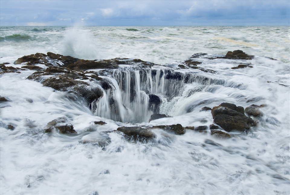 A blowhole takes on water near Cape Perpetua, OR.