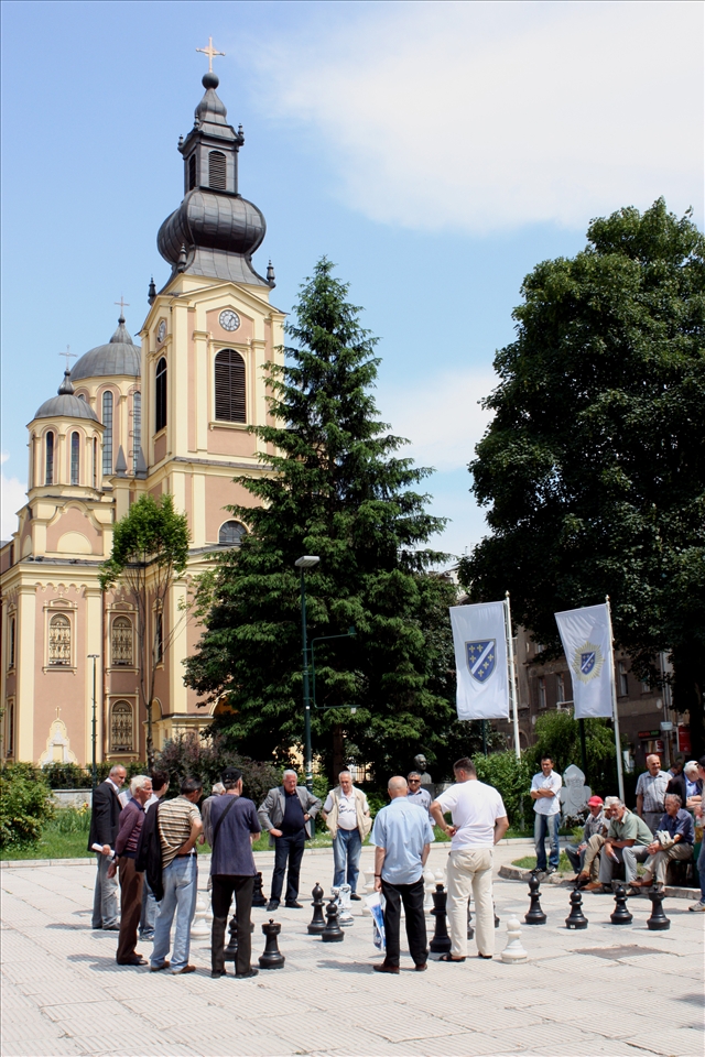 Celebrating Llife and playing chess in Trg Oslobodenja
