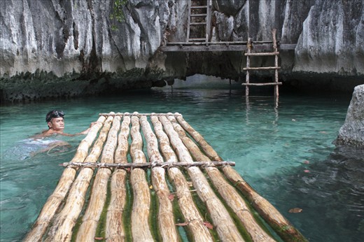 There’s a secret hideaway where seawater and fresh water meet. The brave may swim—or dive during high tide—through the narrow pass to reach the inner lake of the Twin Lagoon. The cautious may climb through the makeshift wood ladder to catch a glimpse of what lies beyond the jagged limestone cliffs.