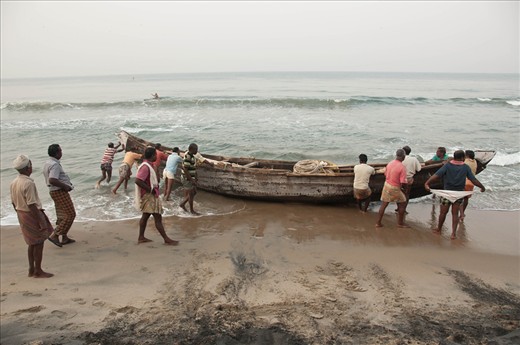 The fist step is to start very early morning by getting a heavy wood boat made by hand to the sea. For this matter we need strong team of fishermen. 