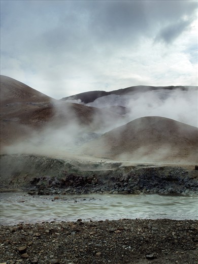 This area of the Highlands is one of the best unspoiled gems, it's one of the most active geothermal areas in Iceland, where you can see splashing mud puddles, vents through which the earth breath angrily, hot springs, rivulets, fog, steams..
What strikes me the most is also this fascinating vitality and captivating vibe that appeals to 5 senses ( even smell with sulfuric steams) .