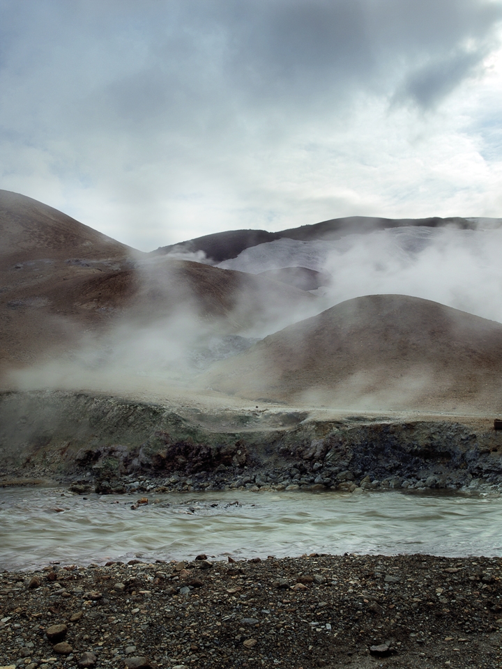 This area of the Highlands is one of the best unspoiled gems, it's one of the most active geothermal areas in Iceland, where you can see splashing mud puddles, vents through which the earth breath angrily, hot springs, rivulets, fog, steams..
What strikes me the most is also this fascinating vitality and captivating vibe that appeals to 5 senses ( even smell with sulfuric steams) .