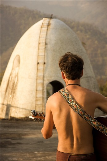 Alex plays I am the Walrus along side the iconic egg shaped meditation cells.