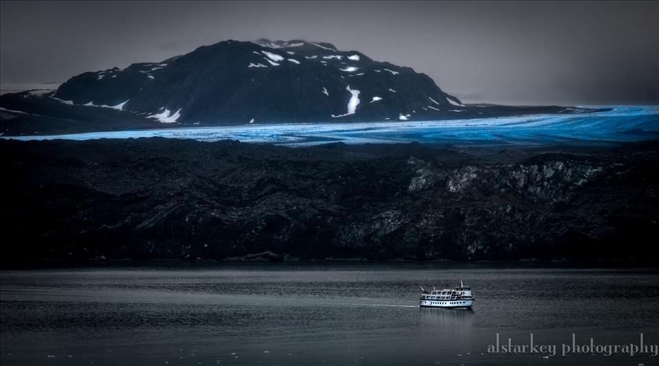 A small tour boat in Glacier Bay