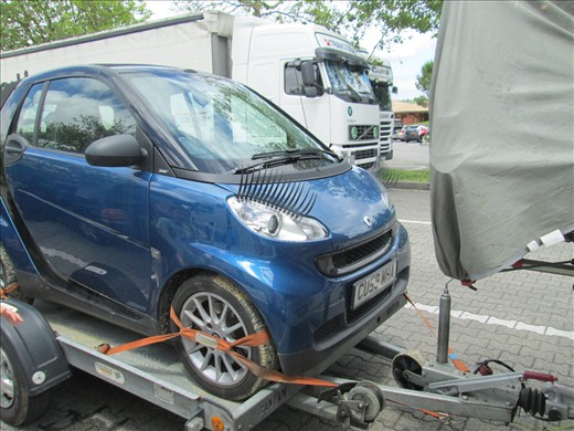 Pijadas que se ven, autocaravana remolcando un smart (con pestañas!)