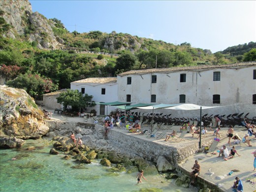 La antigua atunera del pueblo convertida en playa