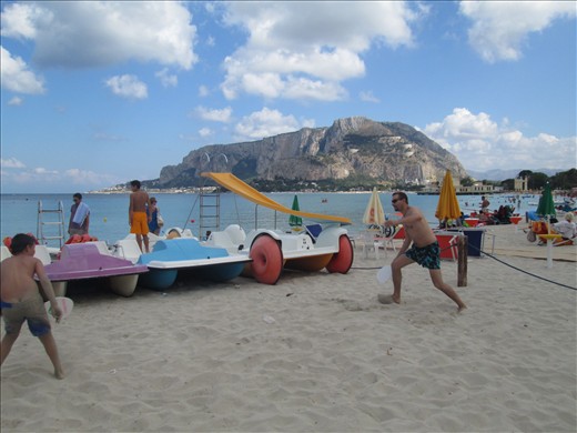 Palas a muerte en la Spiaggia de Mondello, lapreferida de los palermitanos