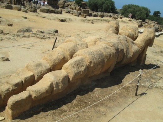 Uno de los gigantes que completaban la columnata del templo de Zeus