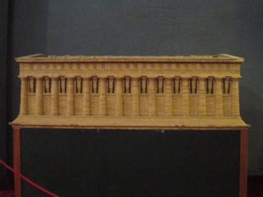 Maqueta del Templo de Zeus, observad el tamaño de los gigantes en proporción al templo.