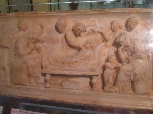 Urna funeraria de un niño muerto (romano), con relieves conmovedores