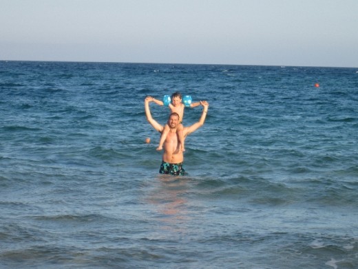 Kemen con sus clases de natación en la playa