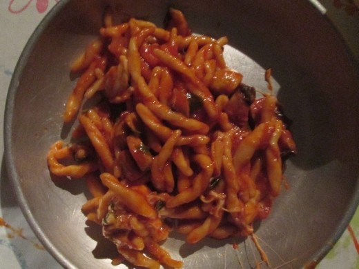 Pasta casera con albahaca fresca comprada en ramillete, para reponer fuerzas.