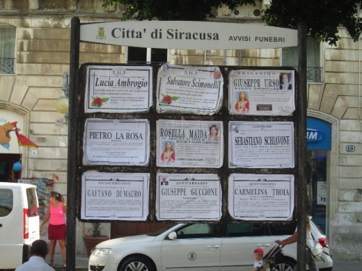Anuncios fúnebres por las calles. Una costumbre que vimos en otros sitios.